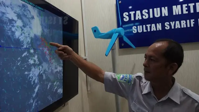 Petugas BMKG memperlihatkan pergerakan angin yang membawa kabut asap dari Karhutla