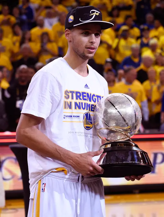 Pemain Warriors, Stephen Curry memegang piala usai memenangkan Game ke 5 final wilayah barat melawan Houston Rockets di Oakland, California, (27/5/2015). Warriors menang 104-90 dan melaju ke final NBA setelah 40 tahun. (Kyle Terada-USA TODAY Sports)