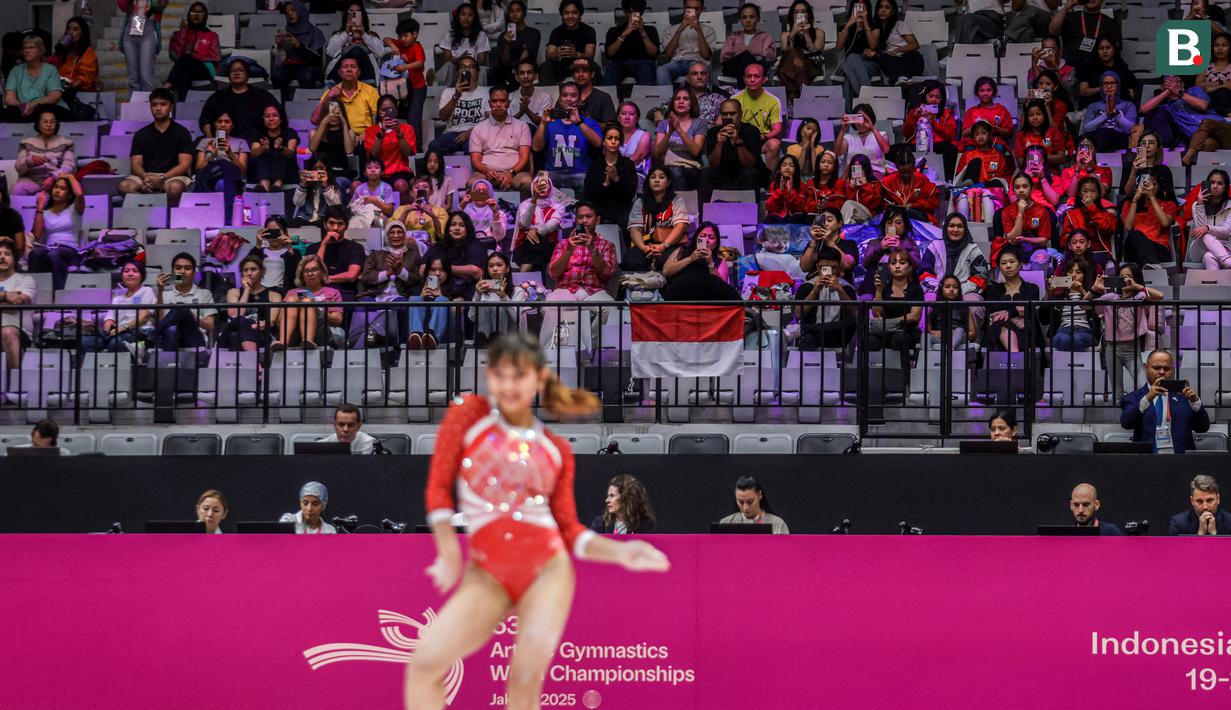 <p>Sejumlah penonton memberikan dukungan pada pesenam putri Indonesia, Alarice Mallica Prakoso saat beraksi pada nomor senam lantai dalam Kejuaraan Dunia Gimnastik 2025 di Indonesia Arena, Senayan, Jakarta, Selasa (21/10/2025). (Bola.com/Bagaskara Lazuardi)</p>