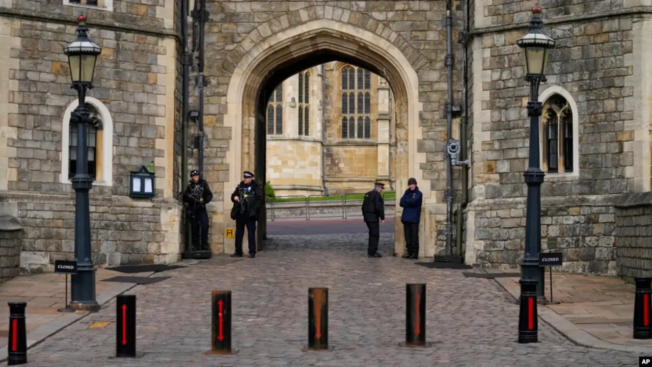 Polisi berjaga di depan gerbang Henry VIII di Kastil Windsor, di Windsor, Inggris. (Foto: AP/Alastair Grant)