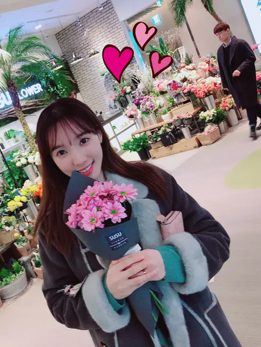 "Kini Stellar sudah berjalan di jalan masing-masing. Aku akan berusaha untuk menunjukkan sisiku yang lebih baik sebagai Joo Minhee, jadi aku mohon dukungannya," tutupnya. (Foto: instagram.com/juminhee)