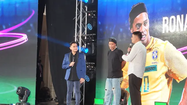 Ronaldinho saat peluncuran jersey baru Rans Nusantara FC