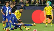 Bek Borussia Dortmund, Ian Maatsen, melepaskan tembakan yang berbuah gol saat menghadapi Atletico Madrid di leg kedua perempat final Liga Champions yang digelar di Signal Iduna Park, Rabu (17/4/2024) dini hari WIB. (Odd ANDERSEN / AFP)