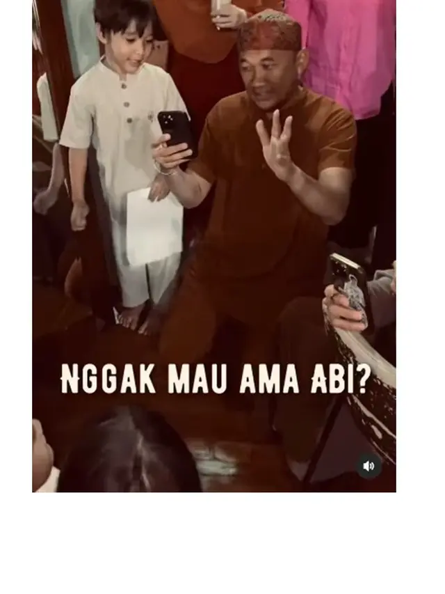 10 Potret Zaskia Adya Mecca dan Hanung Bramantyo Usai Haji, Anak Sempat Pangling