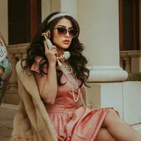 perempuan cantik dan kaya raya | copyright unsplash.com/&nbsp;Lance Reis's