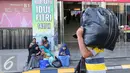Pengunjung beristirahat di depan pintu masuk Blok B Pasar Tanah Abang, Jakarta, Jumat (15/7). Libur Lebaran telah selesai, namun kawasan Blok B Pasar Tanah Abang masih sepi. (Liputan6.com/Angga Yuniar)