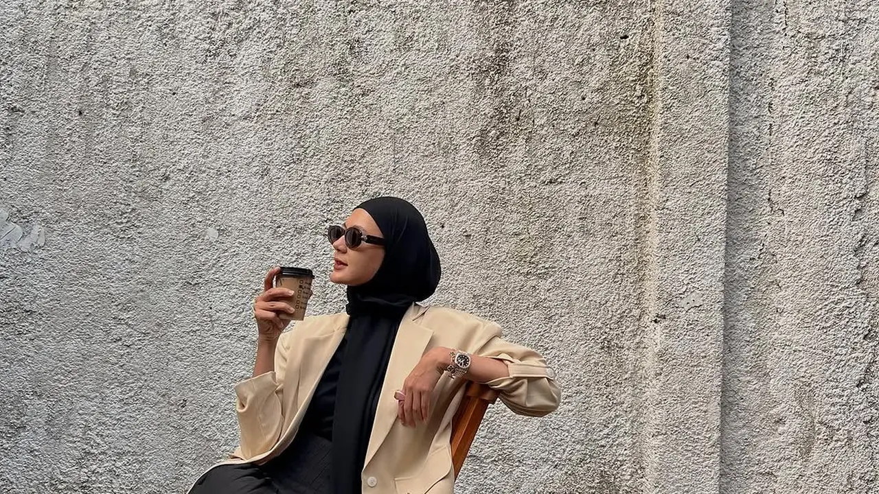 Sentuhan Sunglasses yang Bikin OOTD Berhijab Paula Perhoeven Makin Terlihat Slay