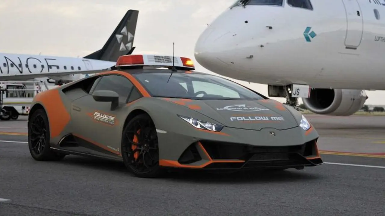Lamborghini Huracan Evo sebagai Penuntun Pesawat (Motor1)