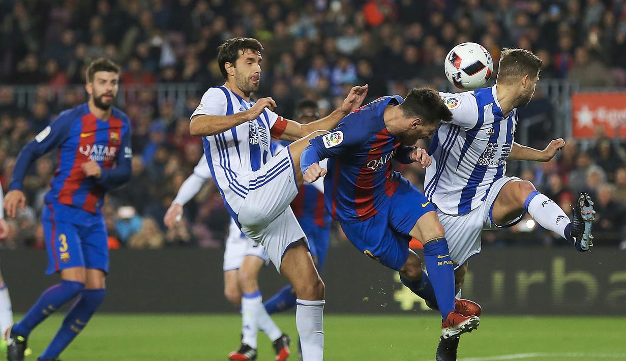 Lionel Messi saat berebut bola dengan para pemain Real Sociedad pada laga perempat final Copa del Rey di Camp Nou, Barcelona 926/1/2017). Barcelona menang 5-2. (AP/Alejandro Garcia)