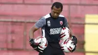 Hendro Kartiko menjadi pelatih kiper PSM Makassar. (Bola.com/Abdi Satria)