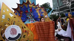 Peserta pawai perayaan Hari Batik Nasional saat berparade pada Hari Bebas Kendaraan di kawasan Bundaran HI, Jakarta, Minggu (1/10). Parade Batik Nusantara ini perayaan Hari Batik Nasional 2 Oktober. (Liputan6.com/Helmi Fithriansyah)