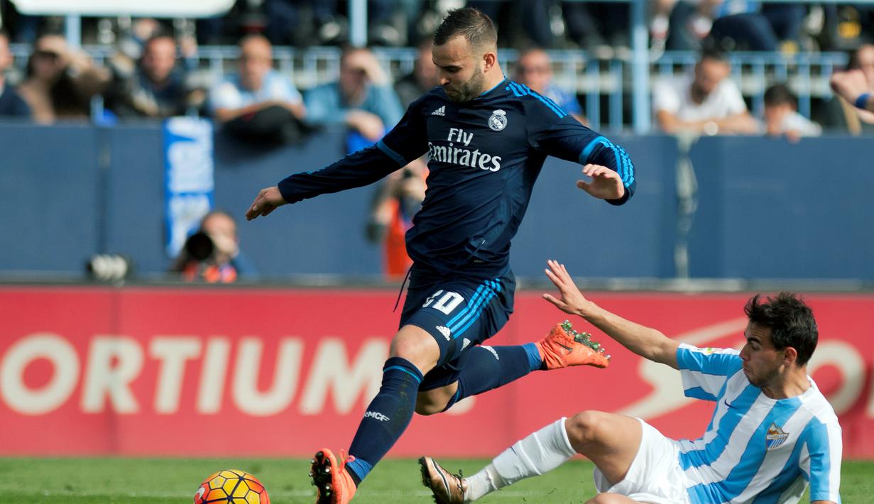 Aksi pemain Real Madrid, Jese Rodriguez (kiri), melewati striker Malaga, Ricardo Horta, dalam laga La Liga Spanyol di Estadio La Rosaleda, Minggu (21/2/2016) malam WIB. (AFP/Jorge Guerrero)
