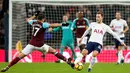 Pemain West Ham United, Javier Hernandez dan pemain Tottenham Hotspur, Christian Eriksen berebut bola dalam pertandingan Premier League di Stadion Wembley, Jumat (5/1). Tottenham Hotspur harus puas bermain imbang 1-1. (AP/Kirsty Wigglesworth)