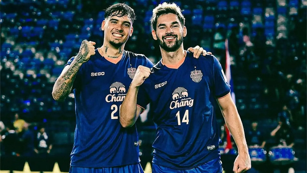Shayne Pattynama dan Sandy Walsh - Buriram United