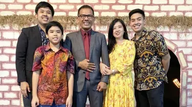 Selama 3 tahun di Jepang, Jerome belum pulang ke Indonesia dan kumpul bersama keluarga. Di Hari Natal 2019 lalu, dirinya memiliki kesempatan untuk pulang dan merayakan Natal di Indonesia bersama keluarganya. Jeorme berkumpul bersama kedua orang tua, kakak, dan adiknya.(Liputan6.com/IG/@jeromepolin)