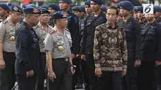 Tito melewati pintu Gedung Kementerian Sekretariat Negara menuju ke Wisma Negara untuk masuk Istana Negara.