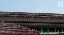 Panel surya di SMPN 1 Jakarta, Kamis (3/10/2019). Gubernur DKI Jakarta Anies Baswedan telah menginstruksikan pemasangan panel surya di semua gedung sekolah melalui Instruksi Gubernur Nomor 66 Tahun 2019 tentang Pengendalian Kualitas Udara. (Liputan6.com/Herman Zakharia)