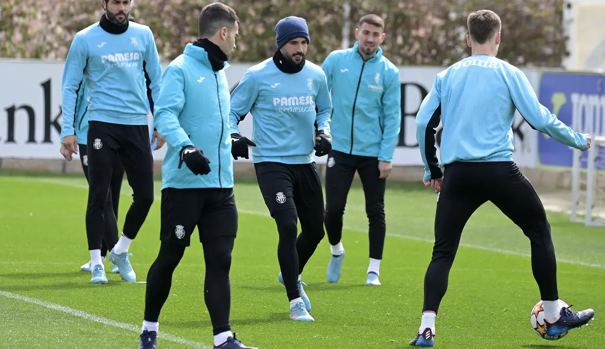 Para pemain Villarreal mengikuti sesi latihan di Ciudad deportiva Villarreal di Vila-Real (5/4/2022). Villarreal akan bertanding melawan Bayern Munchen pada leg pertama perempat final Liga Champions di Estadio de la Ceramica, Spanyol. (AFP/Jose Jordan)