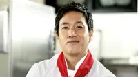 Lee Sun Kyun terlihat begitu tampan dan memesona saat berperan sebagai chef di drama berjudul Pasta. Tak hanya tampan, ia juga terlihat berkharisma. (Foto: dramafever.com)
