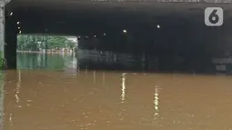 Banjir merendam terowongan di kawasan DI Panjaitan, Jakarta, Selasa (25/2/2020). Hujan yang mengguyur Jakarta sejak dini hari tadi membuat kawasan tersebut terendam banjir sehingga tak bisa dilintasi kendaraan bermotor. (Liputan6.com/Herman Zakharia)