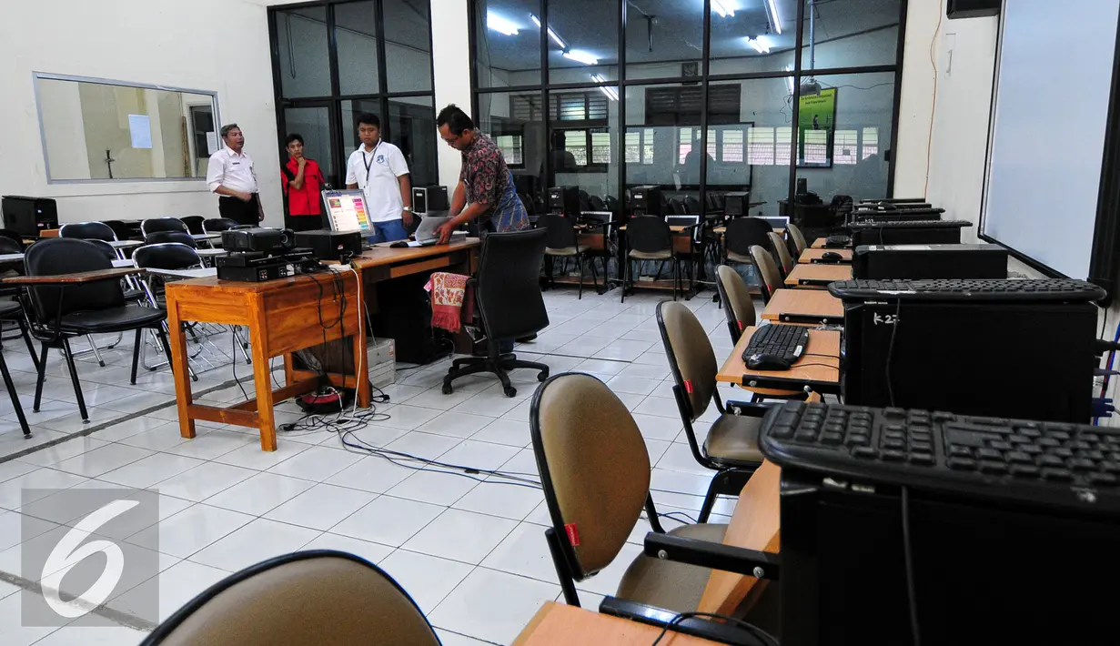 Dirtipikor Bareskrim Polri mengecek 49 sekolah penerima alat UPS untuk melengkapi berkas penyelidikan, Jakarta, Kamis (11/6/2015). Pemeriksaan dibantu 6 tim ahli untuk mengetahui kebutuhan UPS dari tiap sekolah. (Liputan6.com/Yoppy Renato)