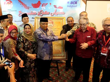 Ketua Umum PBNU KH Said Aqil Siradj bersama sejumlah tokoh lintas agama menghadiri sekaligus membuka acara Sarasehan Lintas Agama Merawat Kebhinekaan di Gedung PBNU, Jakarta, Rabu (27/9). (Liputan6.com/Johan Tallo)