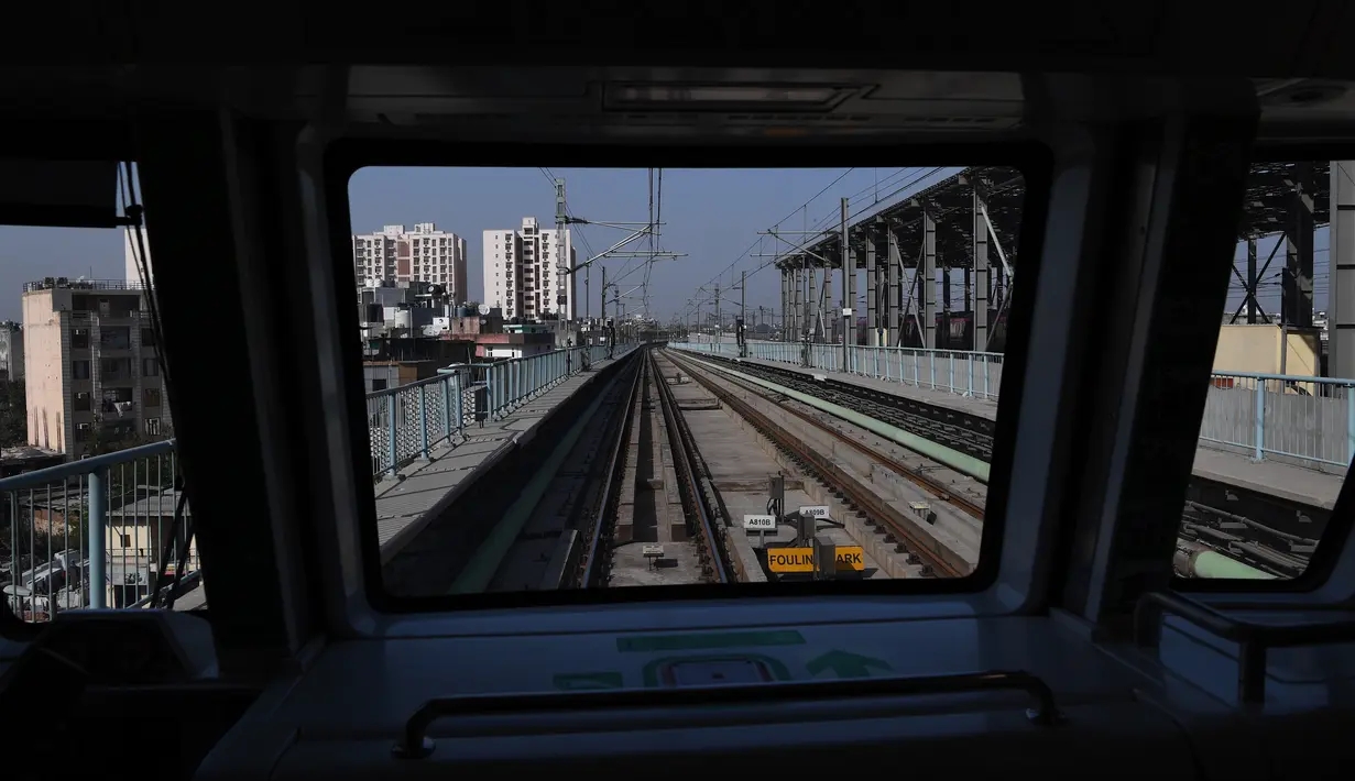 Jalur kereta metro tanpa pengemudi pertama di India saat peresmiannya di New Delhi, Senin (28/12/2020). Kereta tanpa pengemudi itu akan beroperasi di jalur magenta sepanjang 38 kilometer di ibu kota India yang menghubungkan 25 stasiun metro. (Sajjad HUSSAIN/AFP)