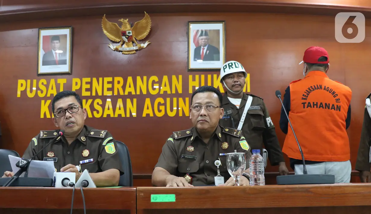 Sekretaris Jaksa Agung Muda Intelijen (Sesjam Intel), Sunarta (kiri) saat rilis penangkapan buronan koruptor Rp 24 miliar yang telah divonis 5 tahun penjara, Atto Sakmiwata Sampetoding di Gedung Kejaksaan Agung, Jakarta, Kamis (21/11/2019). (Liputan6.com/Helmi Fithriansyah)