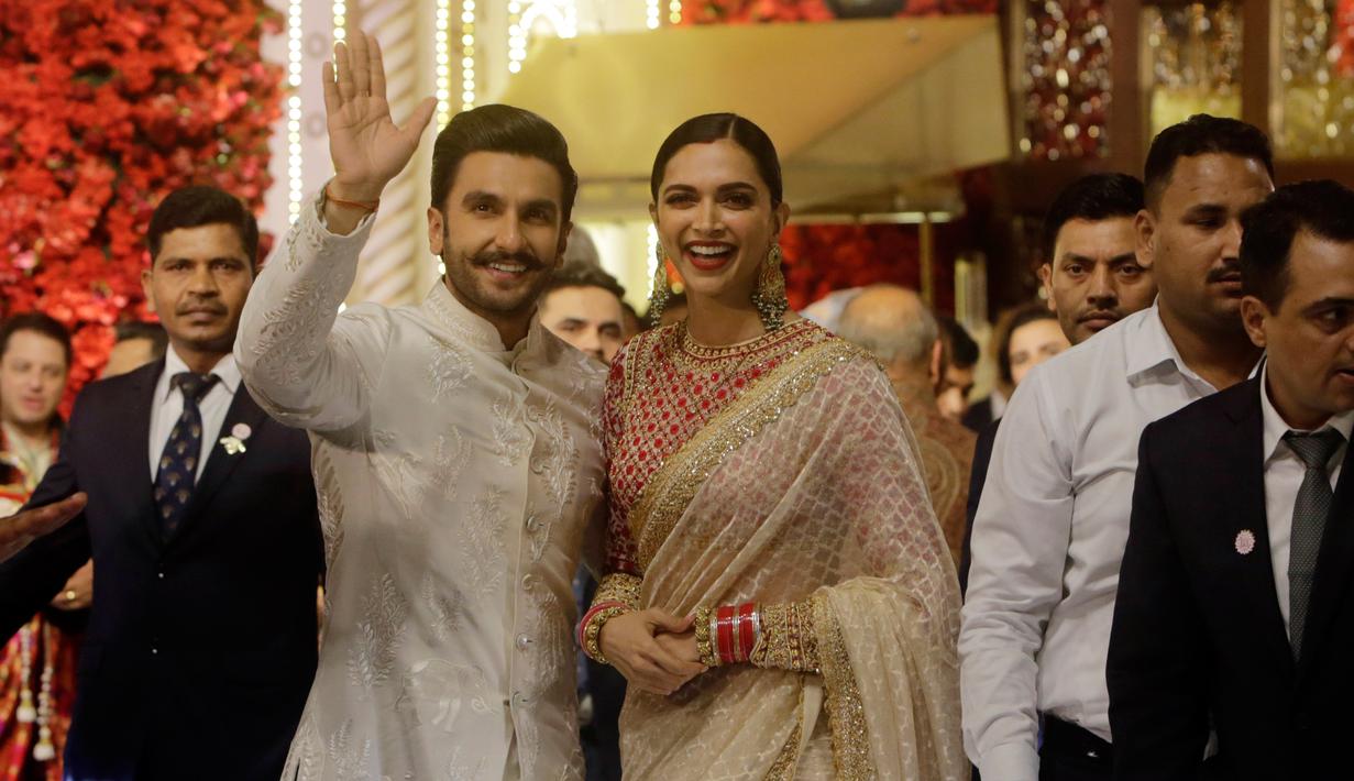 Pasangan selebritis Bollywood, Deepika Padukone dan Ranveer Singh menghadiri pernikahan Isha Ambani dan Anand Piramal di Mumbai, Rabu (12/12). Isha merupakan putri orang terkaya di India menurut Forbes, Mukesh Ambani. (AP/Rajanish Kakade)