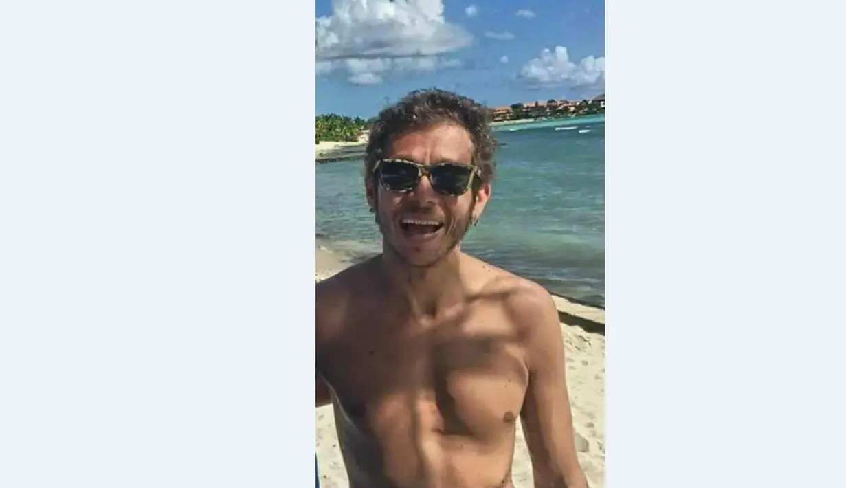 Valentino Rossi memanfaatkan jeda balapan dengan berlibur di pantai Meksiko. (Facebook)