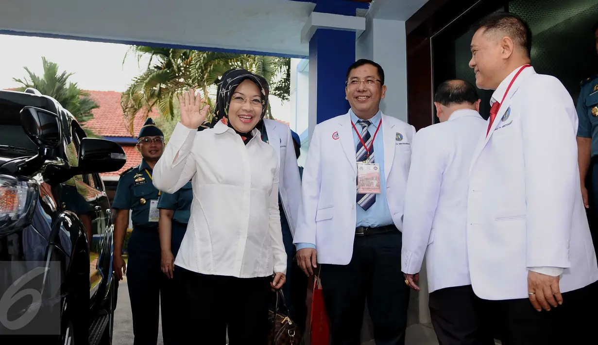 Cawagub DKI Jakarta 2017 Sylviana Murni menyapa media saat akan menjalani tes kesehatan di RSAL Dr. Mintoharjo, Jakarta, Sabtu (24/9). Sylviana tiba dengan mengenakan kerudung hitam bermotif dan kemeja putih. (Liputan6.com/Gempur M Surya). 