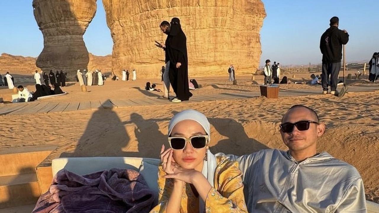 Adu Gaya Outfit Pasangan Bunga Citra Lestari-Tiko dan Vidi Aldiano-Sheila di  Al Ula