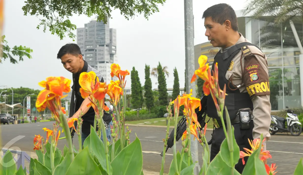 Anggota kepolisian berjaga-jaga di kawasan mall Alam Sutra Tangerang, Kamis, (14/01/16). Terdengar kabar bila mall Alam Sutra akan dijadikan target teroris. (Liputan6.com/Faisal R Syam)