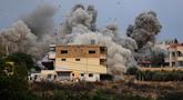 Asap membubung setelah serangan udara Israel di desa Teir Debba, Lebanon Selatan, Kamis 6 November 2025. (AP Photo/Mohammad Zaatari)