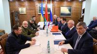 Suasana putaran ketiga negosiasi damai antara delegasi Rusia dan Ukraina di Belovezhskaya Pushcha. (Xinhua/Kantor Berita Belta)
