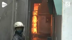 Akibat korsleting listrik 10 rumah warga di Klender hangus terbakar. Lokasi rumah yang berada di gang sempit menyulitkan petugas Damkar memedamkan api