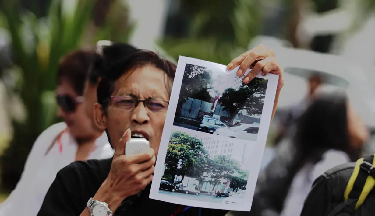 Pengembalian tanda jasa tersebut sebagai bentuk kekecewaan terhadap putusan PTUN Semarang dan tindakan pengosongan rumah yang telah dihuni lebih dari 30 tahun di Jalan Pandean Lamper I No: 45 Semarang, Selasa (9/12/2014). (Liputan6.com/Faizal Fanani)