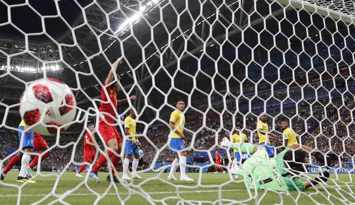 Proses gol bunuh dirinya dilakukan gelandang Brasil, Fernandinho, saat melawan Belgia pada laga perempat final Piala Dunia di Kazan Arena, Kazan, Jumat (6/7/2018). Belgia menang 2-1 atas Brasil. (AP/Frank Augstein)