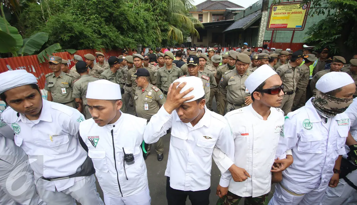 Penjagaan dilakukan akibat beredarnya pesan berantai mengenai panggilan berjihad untuk menutup tempat ibadah Ahmadiyah, Depok, Jawa Barat, Jumat (24/2). (Liputan6.com/Immanuel Antonius)