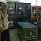 Sejumlah koleksi benda kuno tersimpan di salah satu ruangan dalem Keraton Kacirebonan diubah menjadi museum. Foto (Liputan6.com / Panji Prayitno)