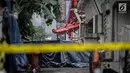 Kondisi crane pengerjaan proyek double-double track kereta api di Jatinegara yang ambruk, Jakarta, Minggu (4/2). Warga masyarakat dan awak media dilarang mendekat ke lokasi kejadian. (Liputan6.com/Faizal Fanani)