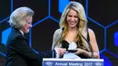 Shakira saat menerima trofi Crystal Award pada Forum Ekonomi Dunia (WEF) di Davos, Swiss (16/1). Shakira mendesak dunia dan pemimpin bisnis untuk mendukung memberikan bantuan kepada anak-anak kurang mampu. (AFP Photo/Fabrice Coffrini)