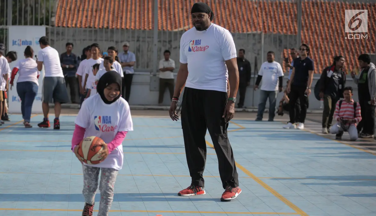 Mantan pemain Los Angeles Lakers, Sam Perkins saat Coaching Clinic Basket kepada anak-anak marjinal dan anak jalanan di Jakarta di Lapangan Basket, US Embassy, Annex, Jakarta, Kamis (7/9). (Liputan6.com/Faizal Fanani)