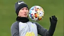 Gelandang Liverpool Takumi Minamino menghadiri sesi latihan di tempat latihan mereka di Kirkby, utara Liverpool, 15 Februari 2021. Liverpool akan melawat ke markas Inter Milan pada leg pertama babak 16 besar Liga Champions 2021/22, Kamis 17 Februari 2022. (Paul ELLIS / AFP)