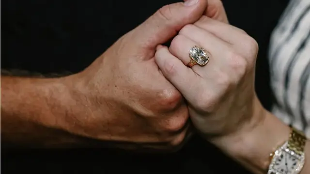 Desain cincin vintage Taylor Swift saat resmi dilamar Travis Kelce. [@taylorswift]