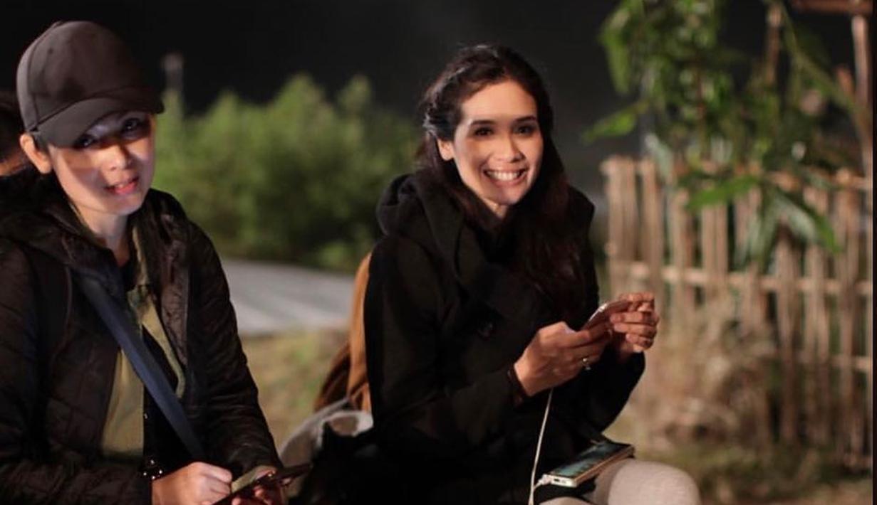 Sheila Timothy dan Marsha Timothy adlaah saudara kandung yang terpaut usia 8 tahun. Sang kakak Sehila lahir pada tahun 1971 sedangkan Marsha lahir di tahun 1979. Meski terpaut cukup jauh keduanya selalu kompak. (Liputan6.com/IG/@lalatimothy)