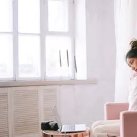 Tidak harus pergi ke gym atau meluangkan waktu berjam-jam, Sahabat Fimela bisa mulai bergerak melalui kebiasaan kecil yang mudah dilakukan di kantor. (Foto/Dok: Pexels)