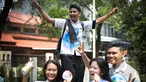 Kegembiraan sejumlah siswa usai mengikuti Ujian Nasional (UN) di Jakarta, Kamis (16/4/2015). Para siswa mengaku aksi coret seragam tersebut merupakan tradisi sebagai bentuk kegembiraan usai mengikuti UN. (Liputan6.com/Faizal Fanani)