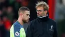 Pelatih Liverpool, Jurgen Klopp dan gelandang Jordan Henderson terlihat sedih usai pertandingan melawan Bournemouth pada lanjutan Liga Inggris  di Stadion Vitality, Inggris (4/12). Liverpool kalah 4-3 atas Bournemouth. (Reuters/Eddie Keogh)