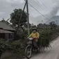 Gunung Semeru menjulang sehari setelah erupsi di atas desa Lumajang, Jawa Timur, pada Minggu (17/1/2021). Kendati demikian, Pusat Vulkanologi dan Mitigasi Bencana Geologi ( PVMBG) menegaskan status Semeru masih level II atau Waspada. (Juni Kriswanto / AFP)